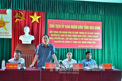 Chủ tịch tỉnh đối thoại với dân về tình trạng khai thác cát trên hạ lưu hồ Hòa Bình